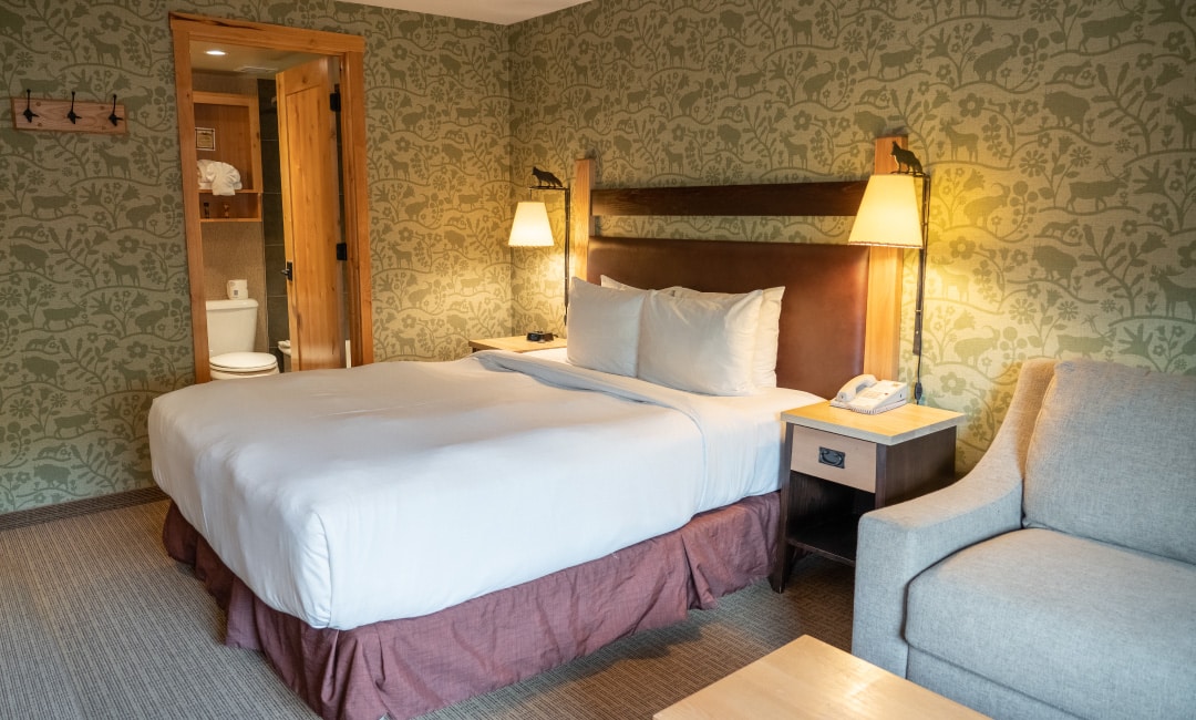 1080-FOX-Hotelroom-Bedroom