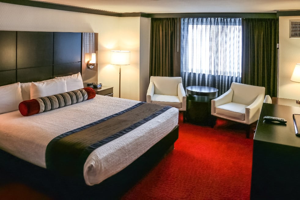 129506-IP-KingSpaSuite-981x654