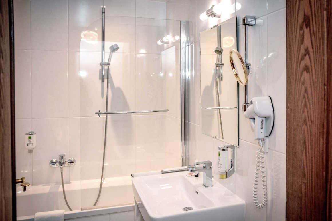 Doppelzimmer_Standard-mit-Balkon_Bad-1160x773