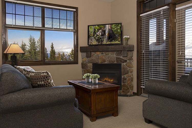 Glacier-Mountaineer-Lodge-living-room-web-final