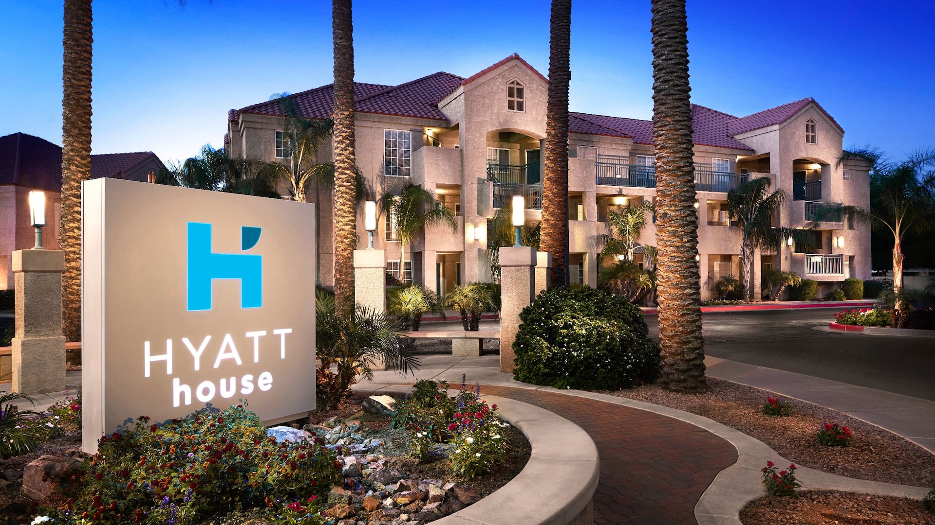 Hyatt-House-Scottsdale-Old-Town-P054-Front-Exterior.16x9