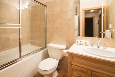 RFlett_RMRL_The-Lofts_Bathroom-400x267