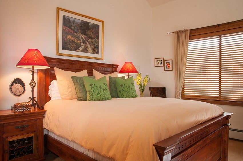 bedroom-with-a-queen