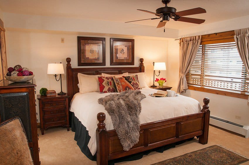 bedroom-with-king-bed