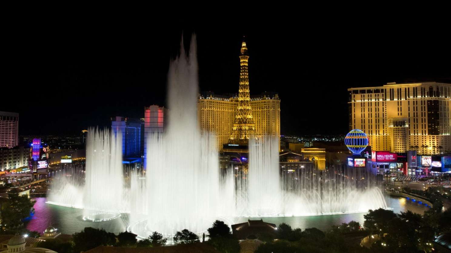 bellagio-exterior-fountains-deluxe-fountain-view-high.jpg.image.1488.836.high
