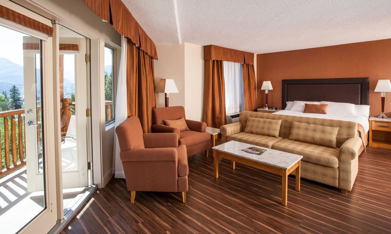 coast-hillcrest-hotel-executive-jacuzzi-1-king-bed-guestroom-1