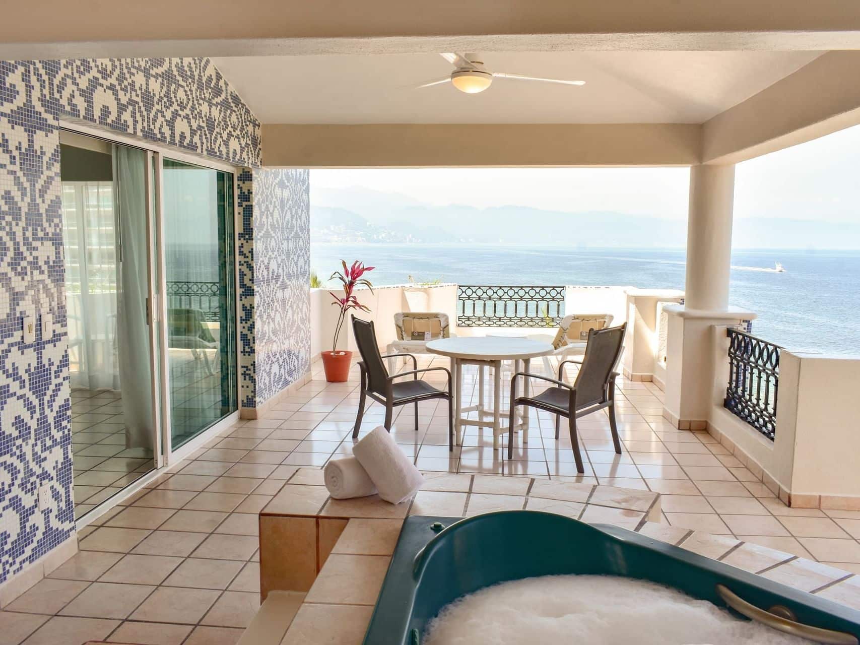 cpgpv-honeymoonsuite-room-kingsize-5_standard