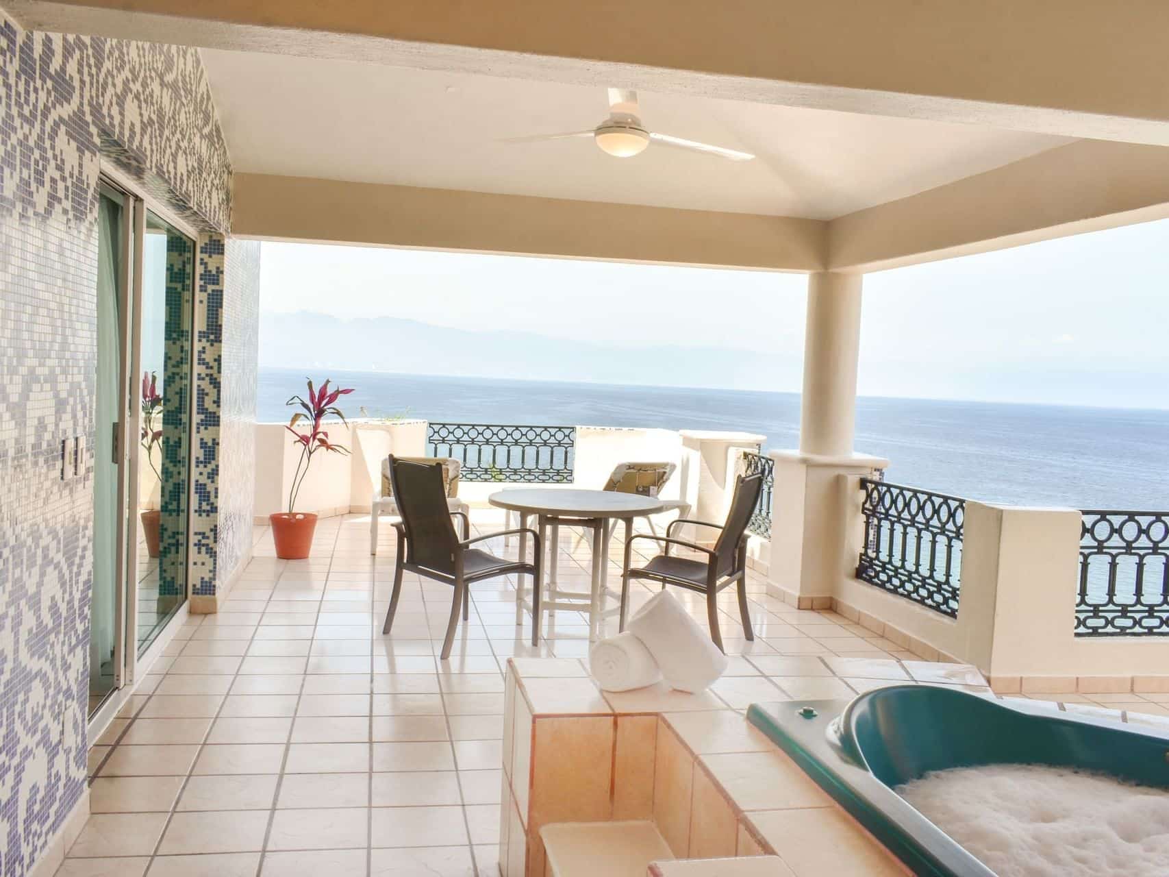 cpgpv-honeymoonsuite-room-kingsize-6_standard