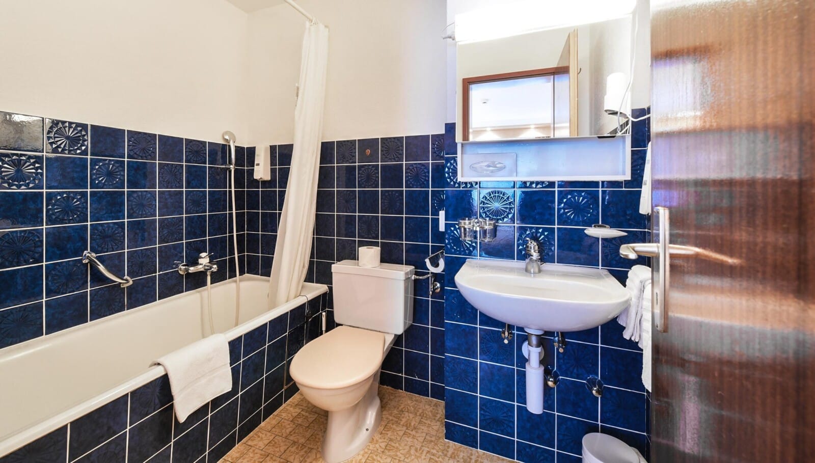 doppelzimmer-standard-21-zimmer-alpenroyal-zermatt-04