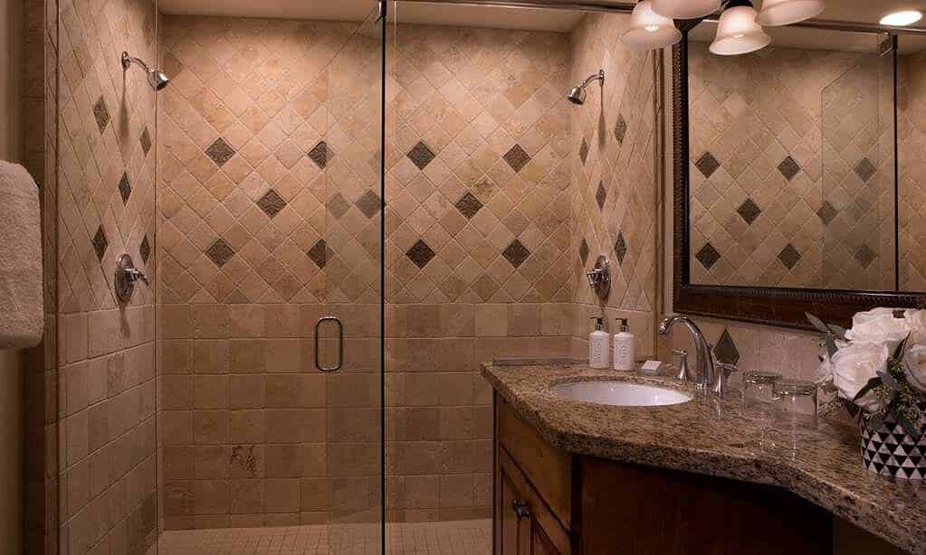 lodge-guestroom-bathroom