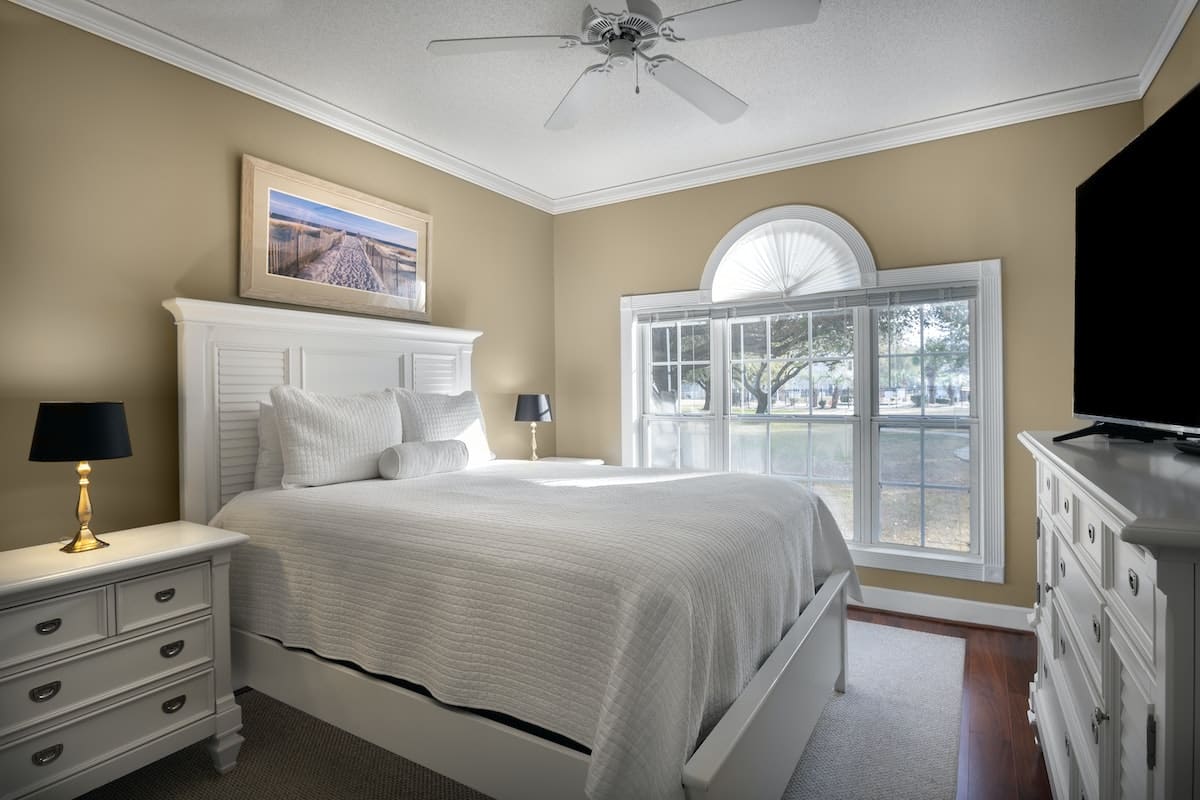 magnolia-place-4643-104-master-bedroom