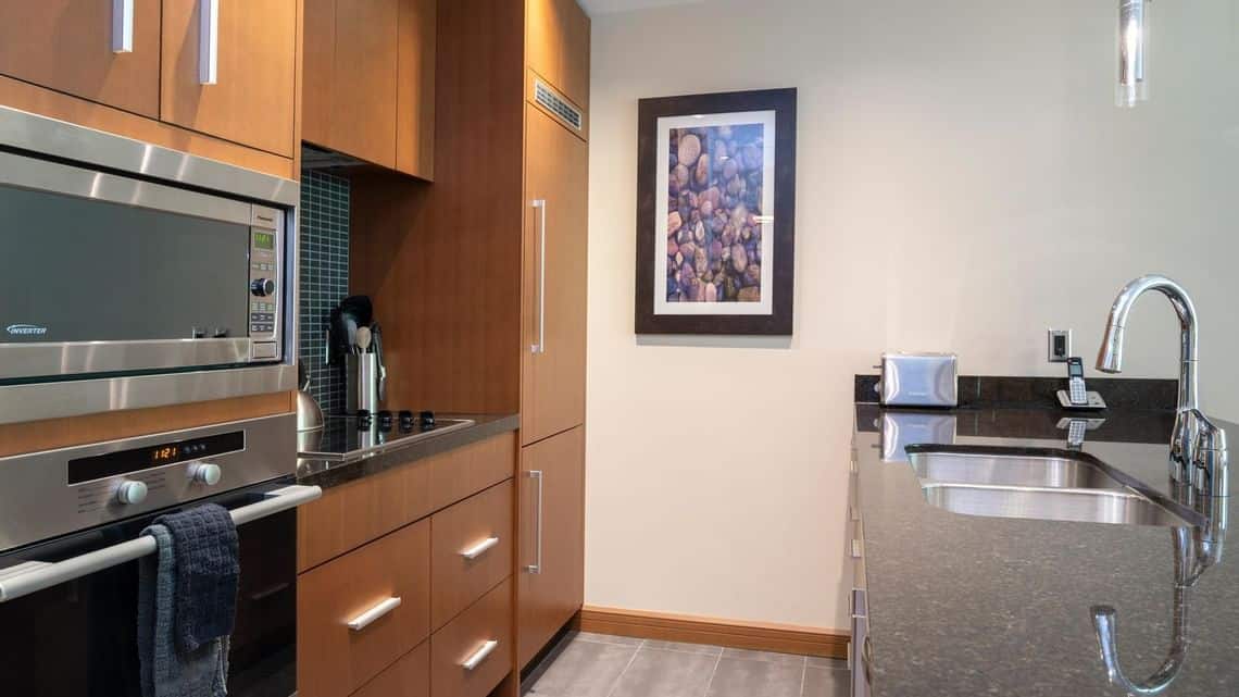 sutton-place-hotel-revelstoke-1-bedroom-suite-04_wide