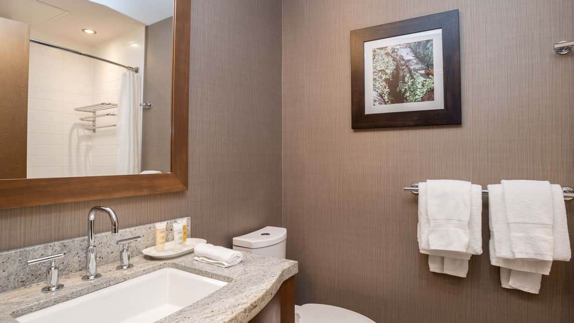 sutton-place-hotel-revelstoke-studio-suite-bath_wide