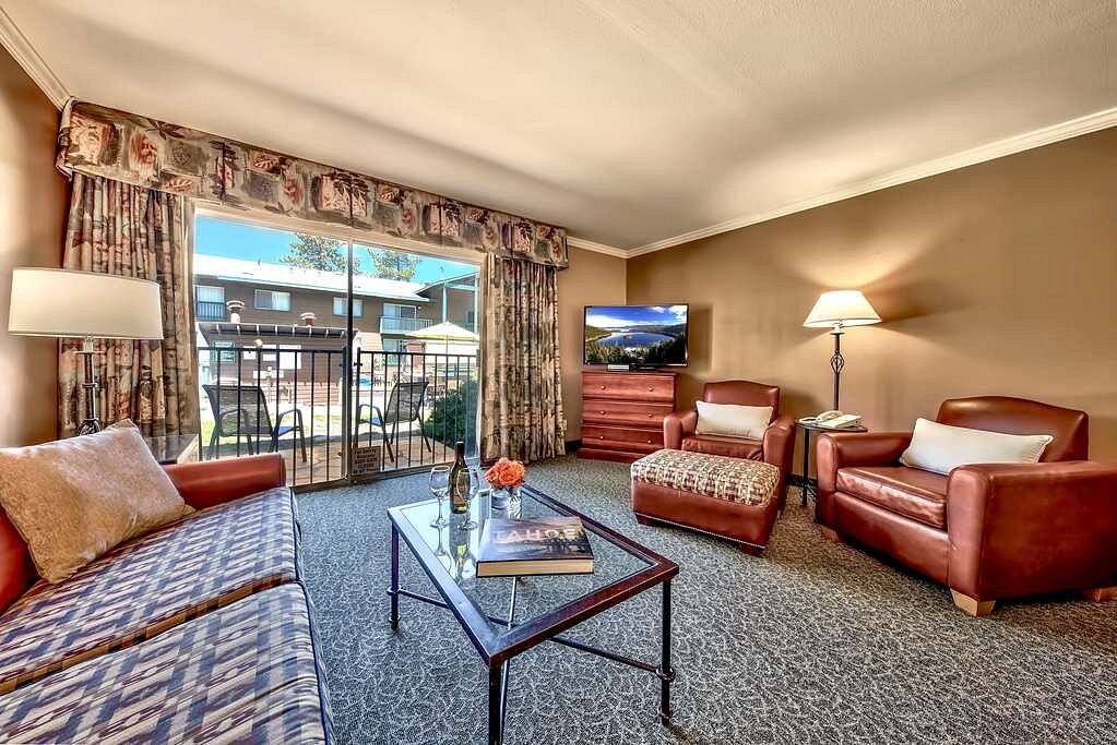 two-bedroom-suite-pool (2)
