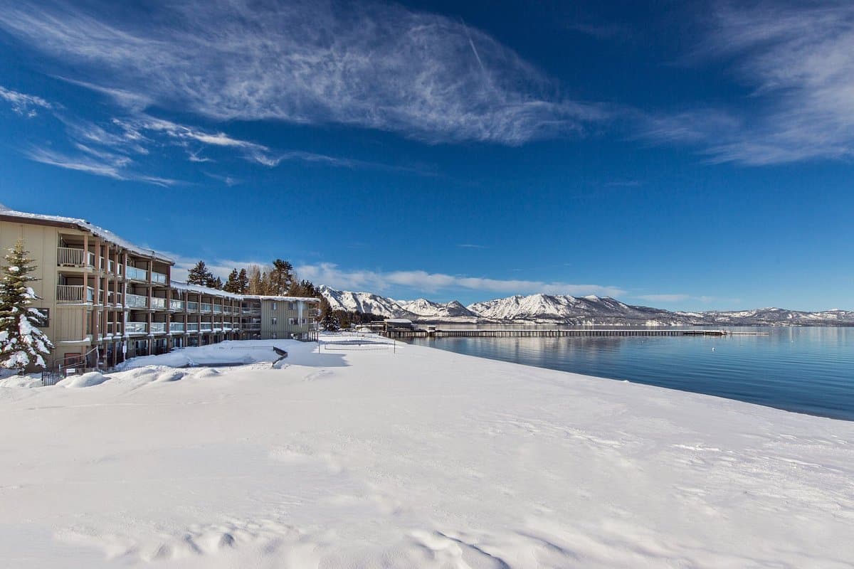 winter-mountain-lake