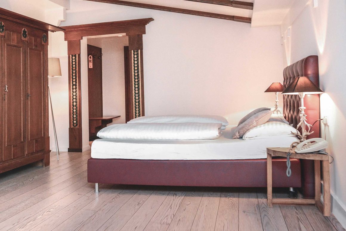 xDoppelzimmer_Hahnenkamm_Bett2-1160x773.jpg.pagespeed.ic.xswWTnfyQO
