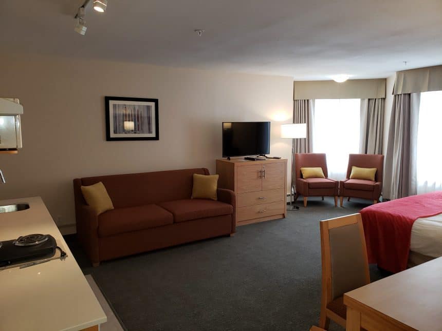 Deluxe-Studio-1-King-Bed-Sofabed-kitchenette-860x645