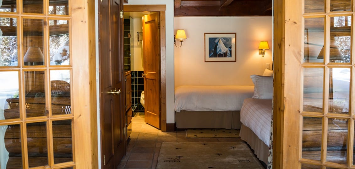 Pipestone-3-cabin-small-room-1130x540