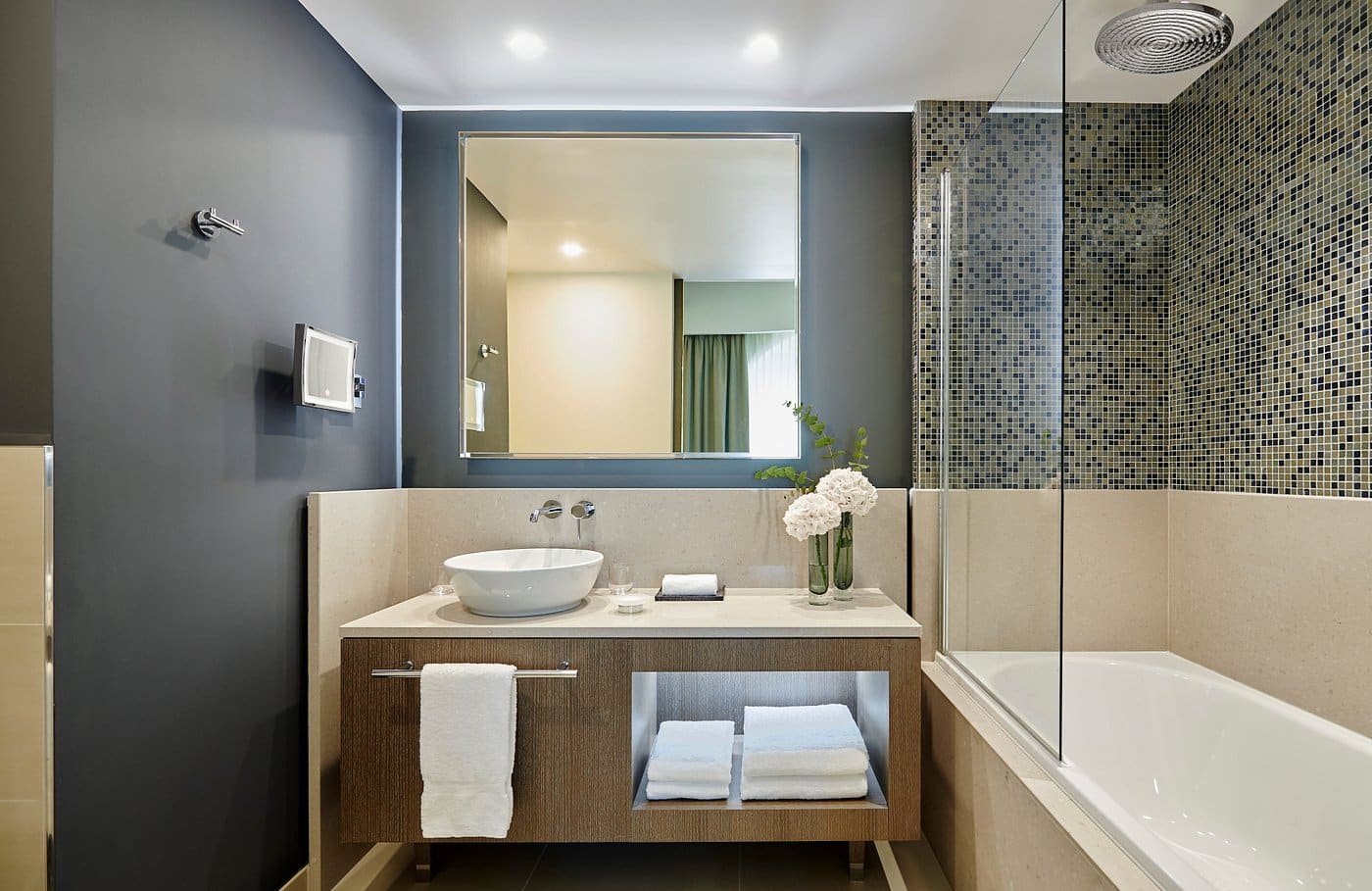 deluxe-room-bathroom