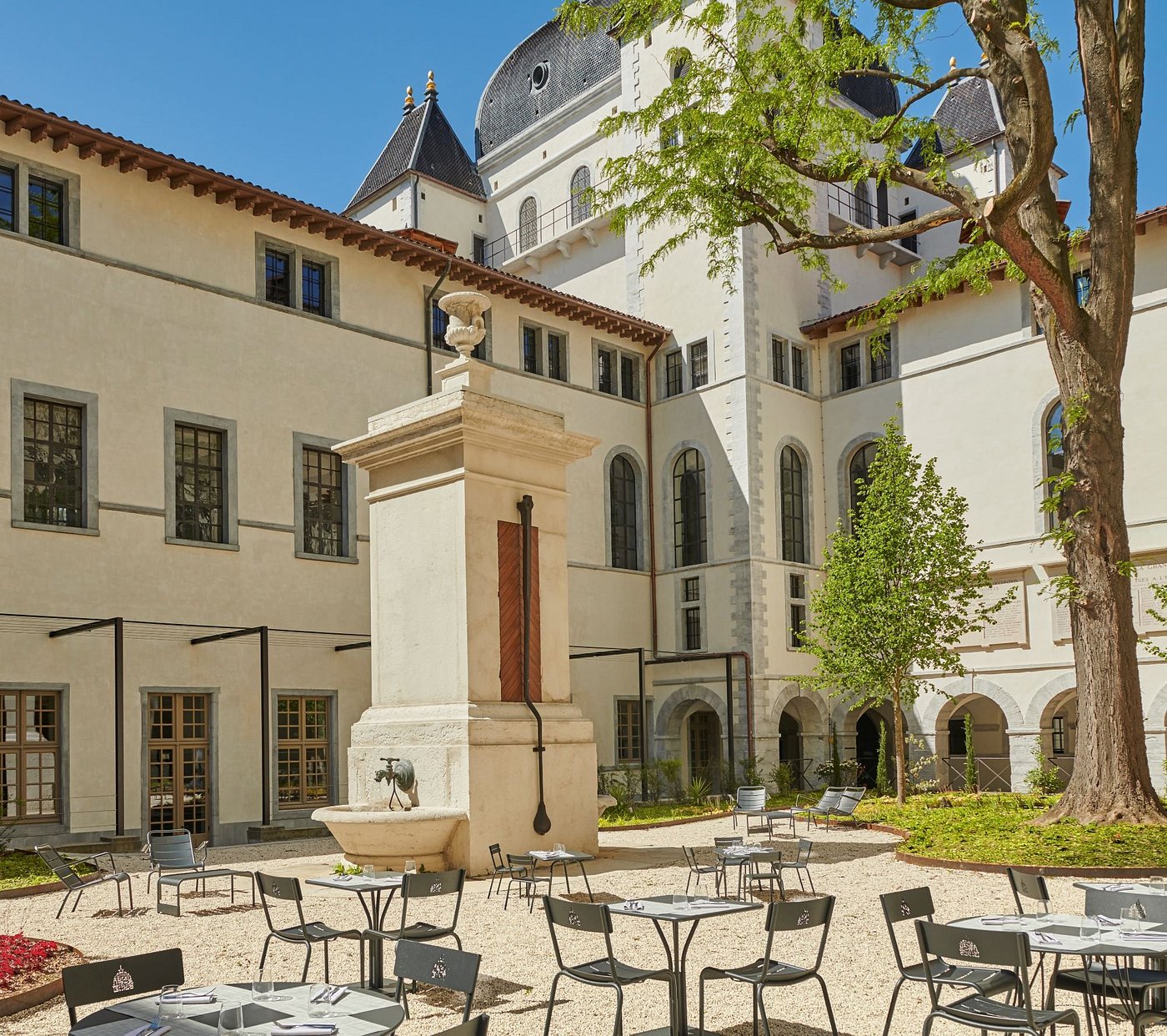 epona-restaurant-terrace