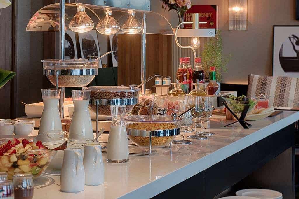 bb-nh-lyon-airport (1)