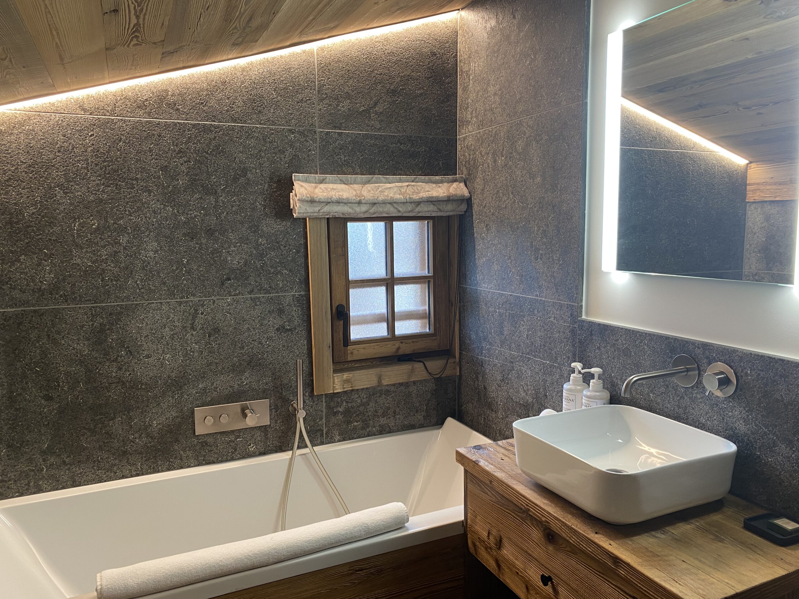 Armancette-Salle-de-bain-Suite-Mont-Blanc-n°2-6-scaled