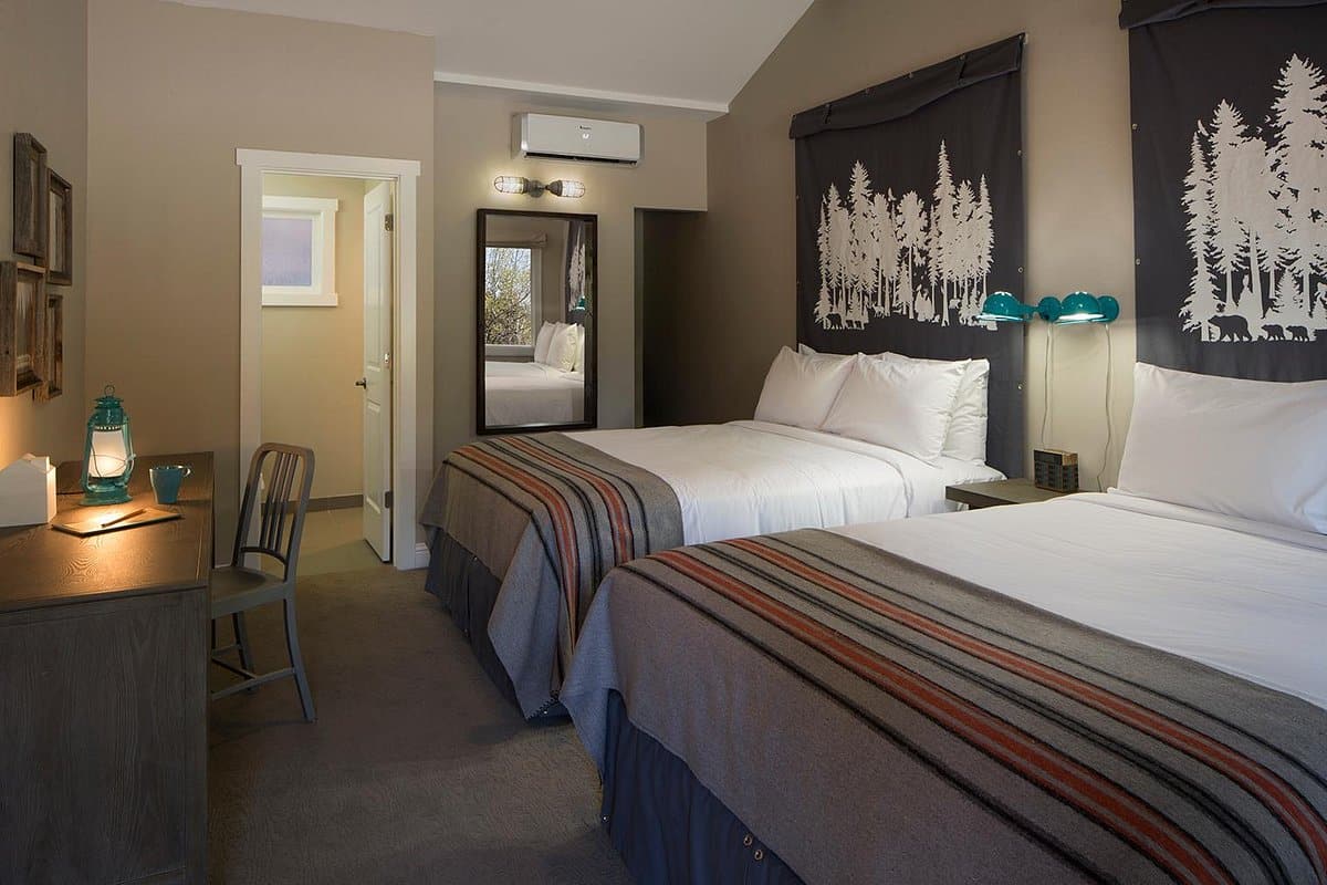 guestroom-two-queens