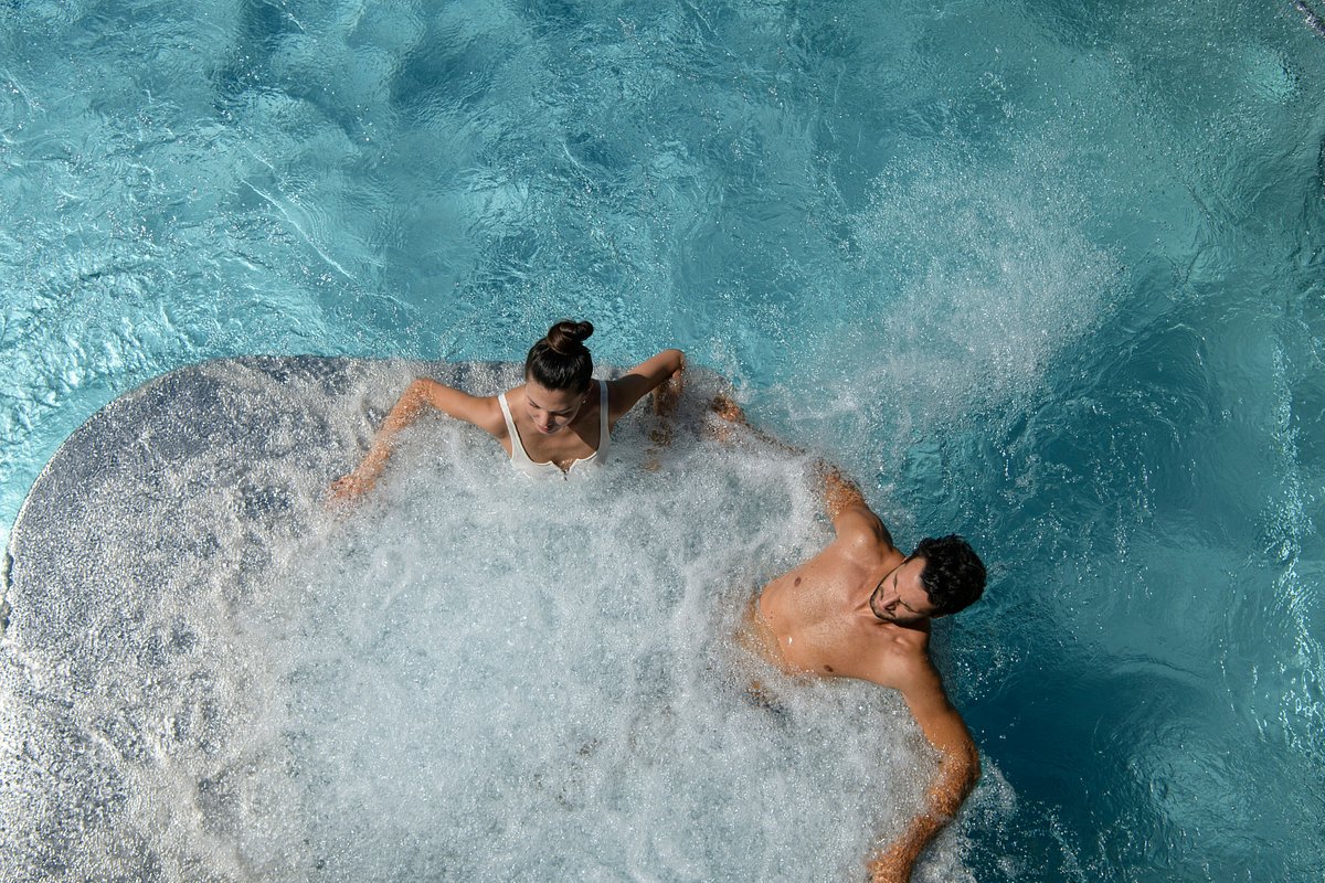 jacuzzi-at-the-palace