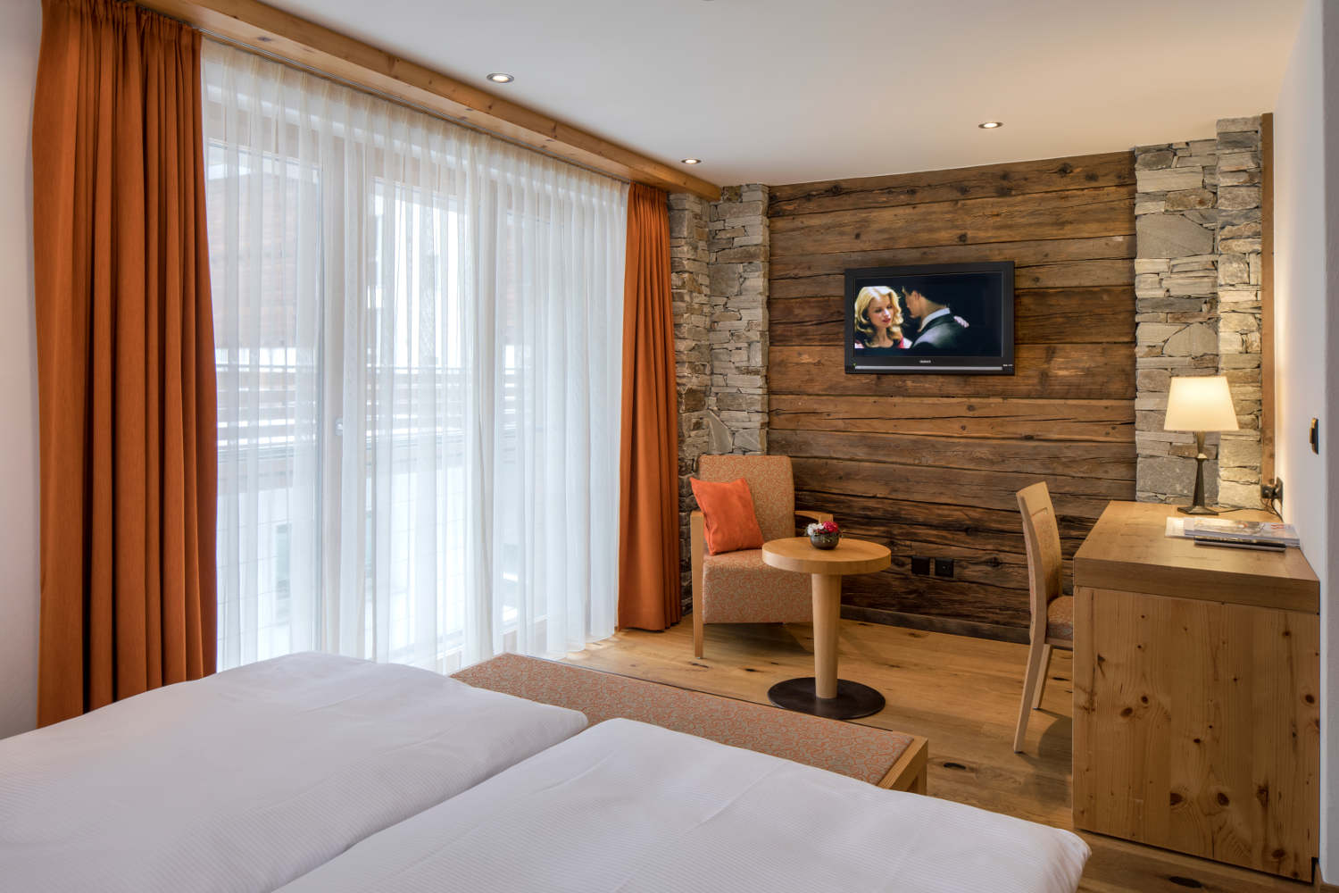 standard-doppelzimmer-holzwand-phoenix